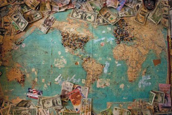 During our road trip on highway 66 we stopped at a local shop and I spotted in a dark corner this old map with pins and currencies left by visitors from all over the planet.